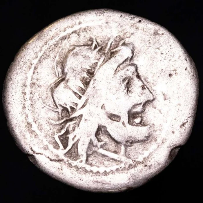 Roman Republic. Anonymous. Denarius Rome min circa, 215 - 211 B.C. ()