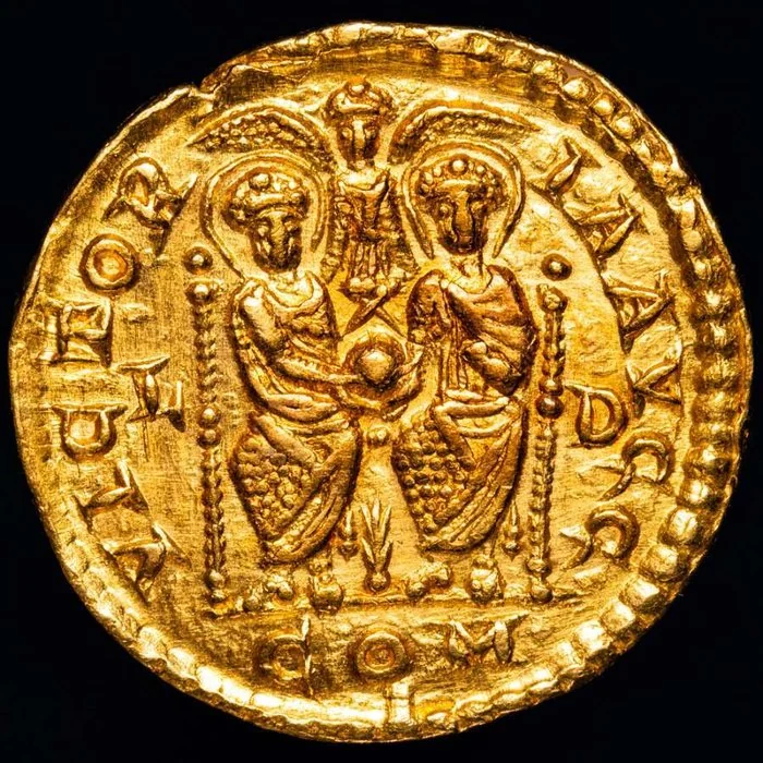 Roman Empire. Valentinian II (AD 375 - 392). Solidus Lugdunum mint, 389 - 390 AD. VICTORIA AVGG. L/D. COM. Two emperors, crowned and nimbate, rare