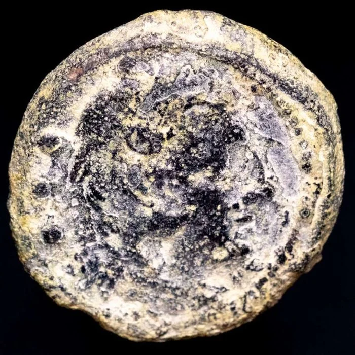 Roman Republic. Anonymous. Quadrans minted in Roma, 208 B.C. Prow right; three pellets ()