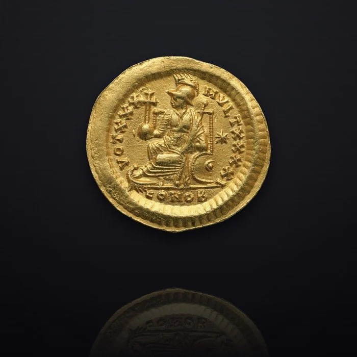 Byzantine Empire. Theodosius II (AD 402 - 450). Solidus Konstantinopel 402 – 450 AD - Constantinopolis nach links auf einem Thron sitzend