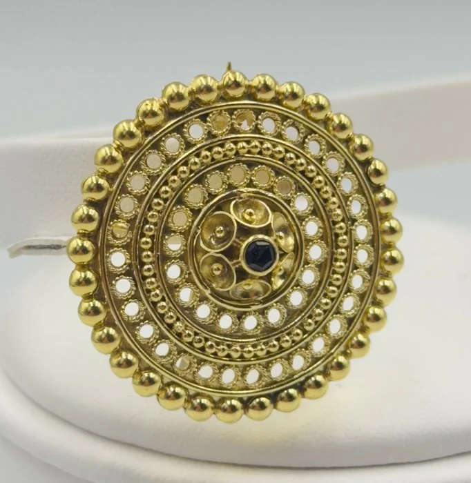Brooch - 18 kt. Yellow gold - 0.12ct. tw. Sapphire