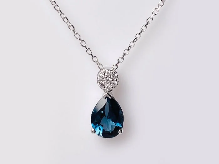 Necklace with pendant - 14 kt. White gold - 1.24ct. tw. Topaz - Diamond
