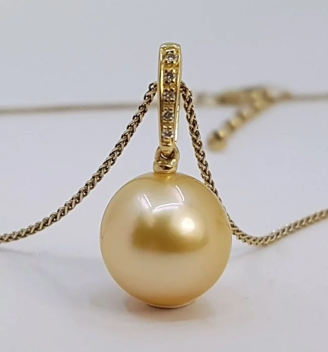 Necklace with pendant - 14 kt. Yellow gold - 0.04ct. tw. - 11x12mm South Sea Pearl