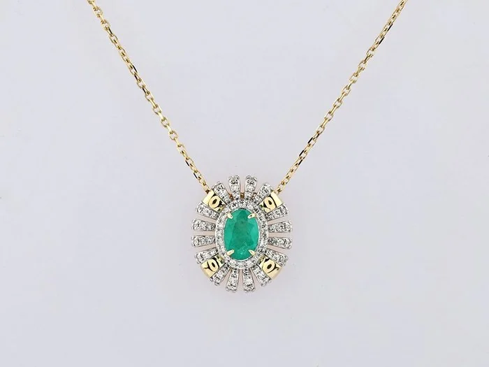 Necklace with pendant - 14 kt. Yellow gold - 0.55ct. tw. Emerald - Diamond