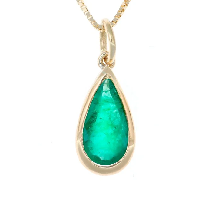 Necklace with pendant - 18 kt. Yellow gold - 1.00ct. tw. Emerald