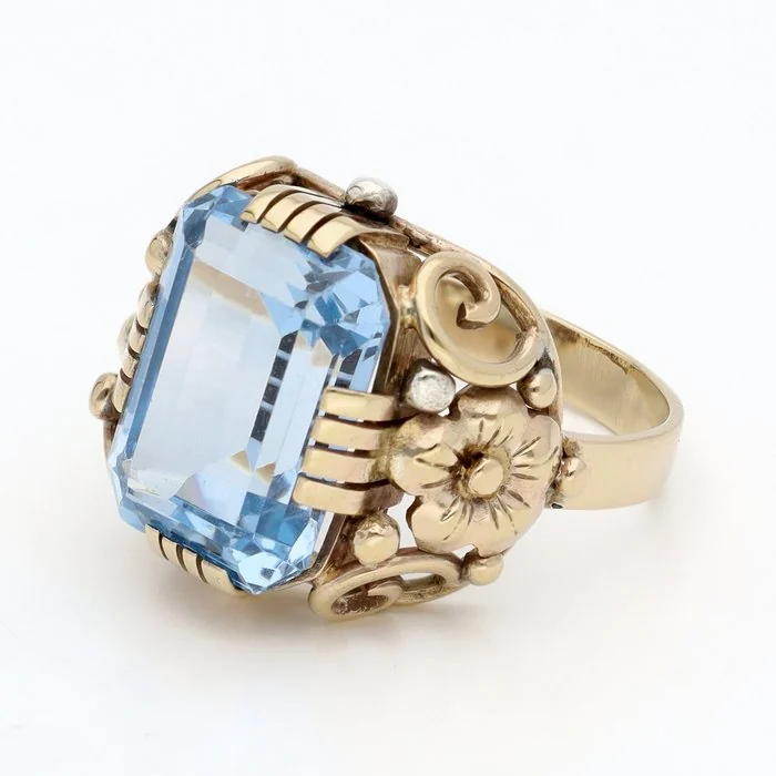 Ring - 8 kt. Yellow gold - 8.66ct. tw. Topaz