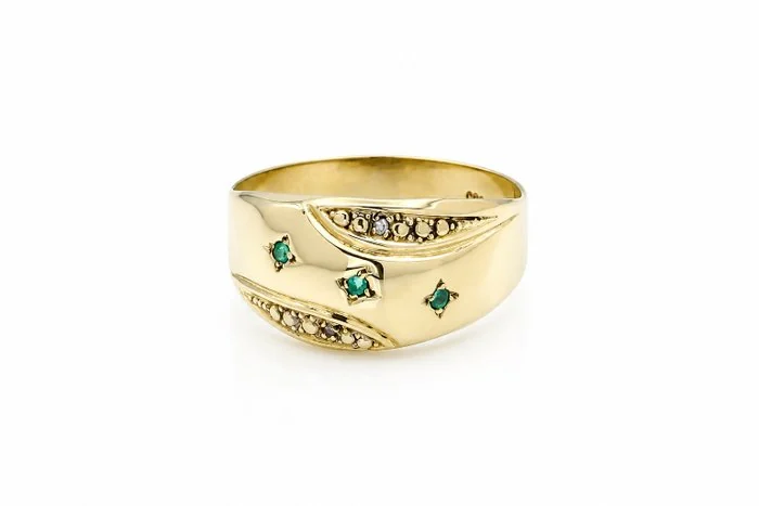 Ring - 14 kt. Yellow gold - 0.10ct. tw. Emerald - Diamond